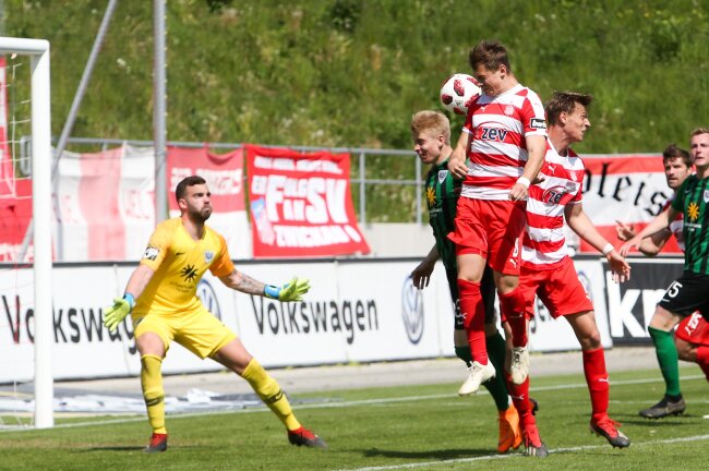  Tor für Zwickau, Kevin Hoffmann (8, Zwickau) trifft zum 2:0 gegen Torhüter Oliver Schnitzler (1, Münster).