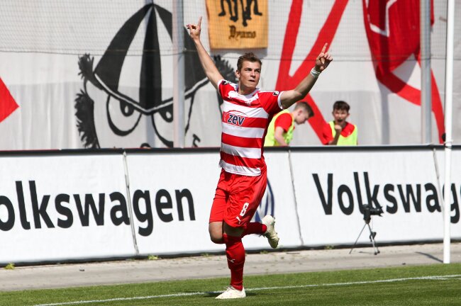  Tor für Zwickau, Kevin Hoffmann (8, Zwickau) bejubelt seinen Treffer zum 2:0.