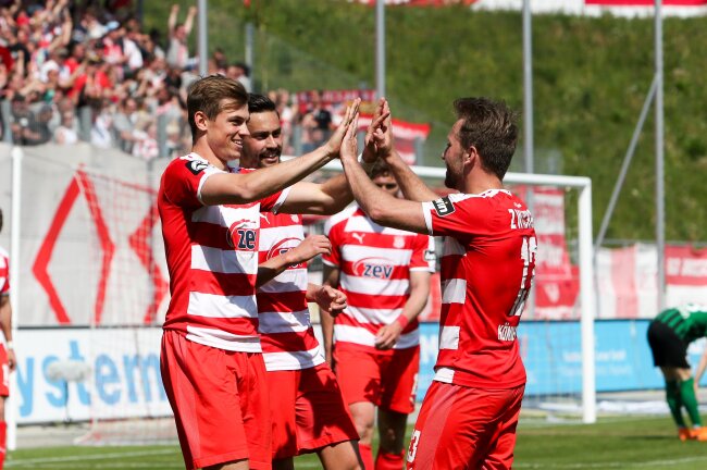  Tor für Zwickau, Kevin Hoffmann (8, Zwickau), Alexandros Kartalis (22, Zwickau) bejubeln den Treffer zum 2:0.