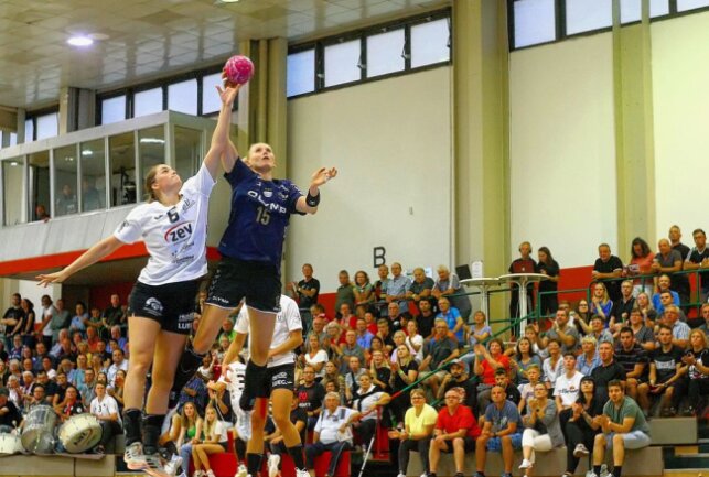 Heimspiel für Zwickauer Handballerinnen - Die Zwickauerin Sara Odden und Kim Naidzinavicius (Bietigheim) strecken sich nach dem Ball. Foto: Frank Kruczynski