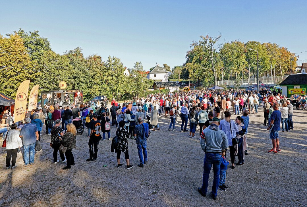 Heinrichsort belegt bei der Deutschen Dorfrockmeisterschaft den 2. Platz - Hunderte Leute kamen zur Deutschen Dorfrockmeisterschaft auf den Heinrichsorter Kirmesplatz. Foto: Markus Pfeifer (Kuerzel: MPF)