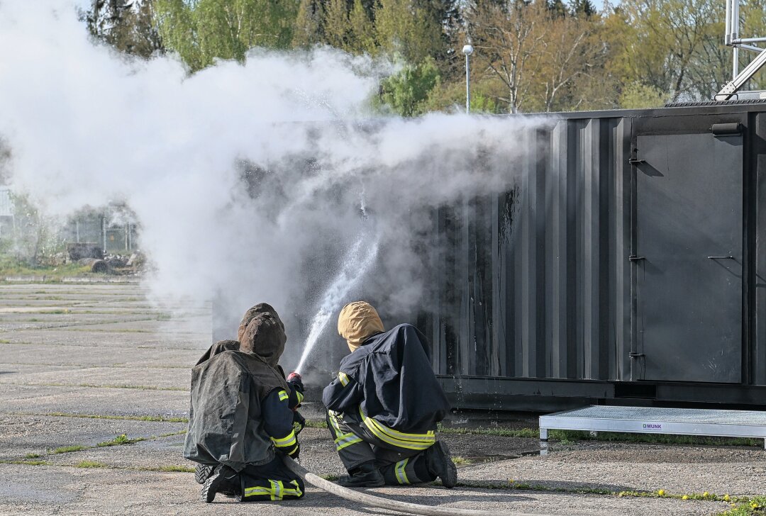 Heißbrandcontainer macht Realbrandausbildung möglich - In Pfaffenhain ist heute ein Heißbrandcontainer offiziell eingeweiht worden. Foto: Ramona Schwabe