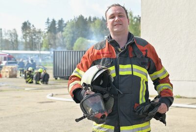 Heißbrandcontainer macht Realbrandausbildung möglich - Mike Ramm von der Freiwilligen Feuerwehr Hohndorf hat erstmalig die Erfahrung in einem Heißbrandcontainer gemacht. Foto: Ramona Schwabe
