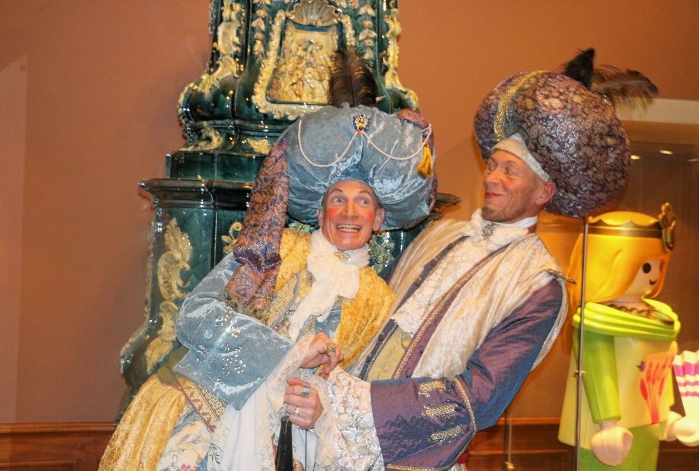 "Heißer Bischof" zur Romantischen Fürstenweihnacht in Greiz - Die beiden Kavaliere gehören zur Fürstenweihnacht dazu. Foto: Simone Zeh
