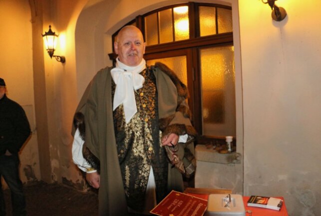 "Heißer Bischof" zur Romantischen Fürstenweihnacht in Greiz - Roland Mayer vom Museum Greiz als Hüter der Ordnung am Eingang. Foto: Simone Zeh