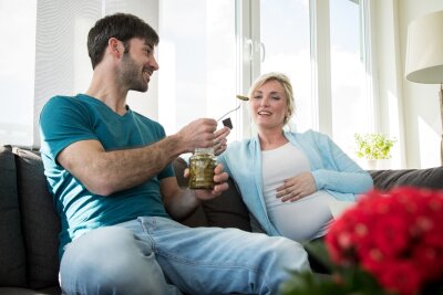 Heißhunger: Woher er kommt und wie wir ihn überwinden - Ob saure Gurken oder Schokolade: In der Schwangerschaft gibt der Körper oft noch deutlichere Signale, was er braucht.