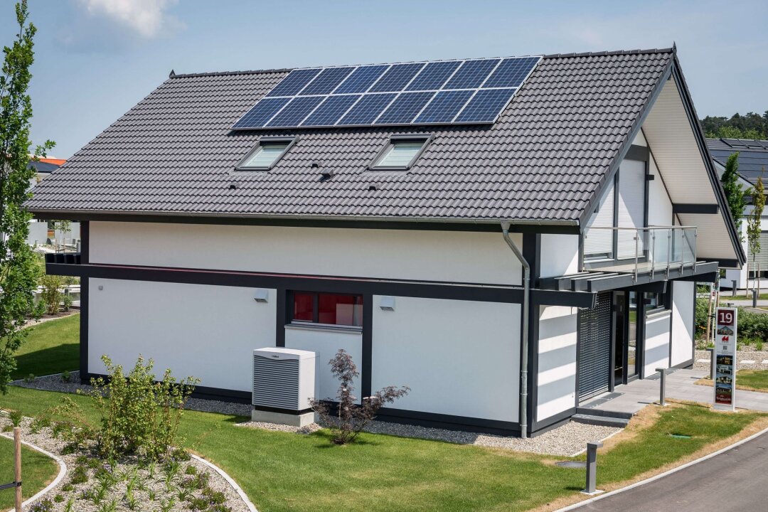 Heizungstausch: Lieber vorausschauend planen statt warten - Insbesondere durch die Kombination einer Wärmepumpe mit einer Photovoltaik-Anlage auf dem Dach kann man unabhängiger von den Energiepreisen werden.