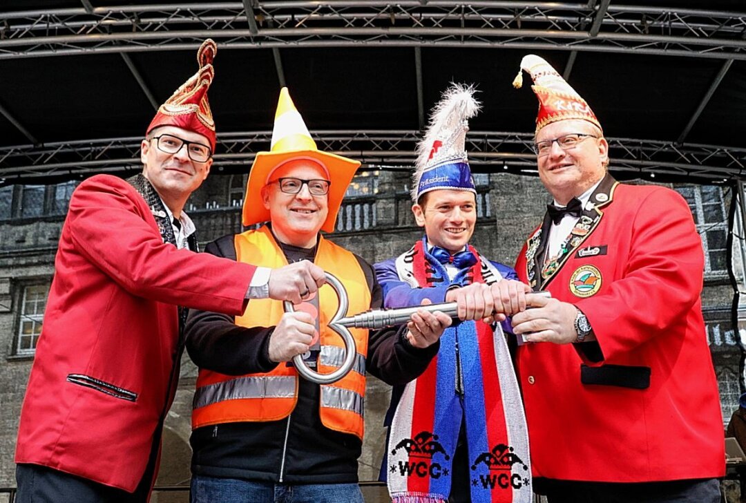 Helau! Narren läuten die Karnevalszeit ein - Karnevalsauftakt in Chemnitz. Foto: Harry Härtel