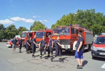 Helfer aus Zwickau machen sich auf den Weg ins Waldbrandgebiet - Die freiwilligen Helfer der Feuerwehren vor dem Start. Foto: Alfredo Randazzo