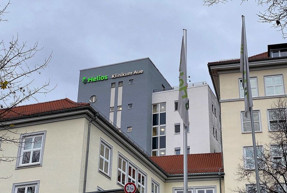 Helios Klinikum Aue verhängt Besuchsstopp - Das Helios Klinikum Aue verhängt einen Besuchsstopp. Foto: Ralf Wendland
