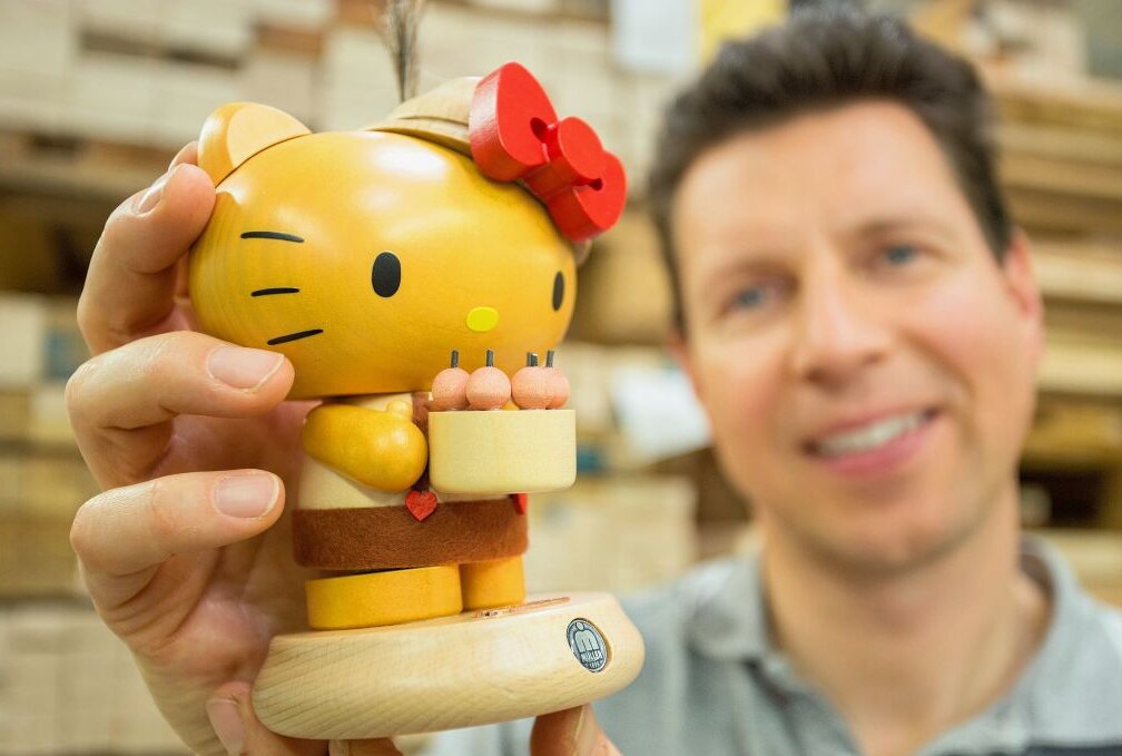 "Hello Kitty" bringt Doppelgold nach Seiffen - Ringo Müller mit der preisgekrönten "Hello Kitty" Figur. Foto: Jan Görner