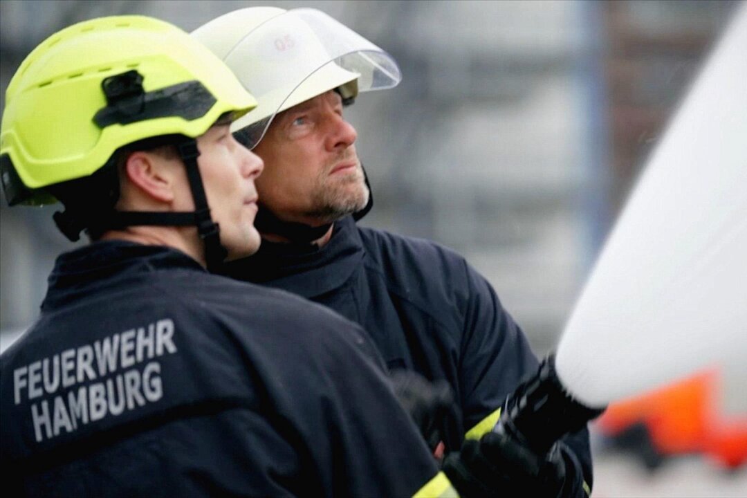 Henning Baum geht für RTL zur Feuerwehr - Henning Baum (r) mit der  Berufsfeuerwehr Hamburg im Einsatz.