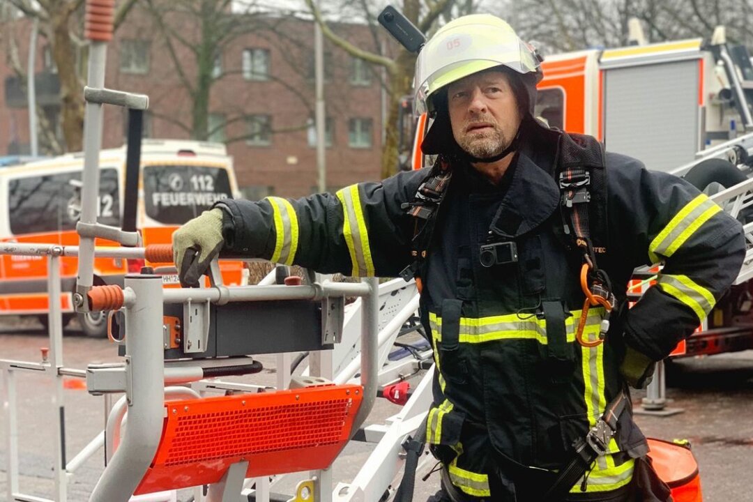 Henning Baum über Angriffe auf die Feuerwehr: "Das ist nicht die Gesellschaft, in der wir leben wollen" - Zum vierten Mal will Henning Baum für RTL mehr über systemrelevante Berufsfelder herausfinden. Diesmal zieht es den 51-jährigen gelernten Rettungssanitäter und Schauspieler zur Feuerwehr.