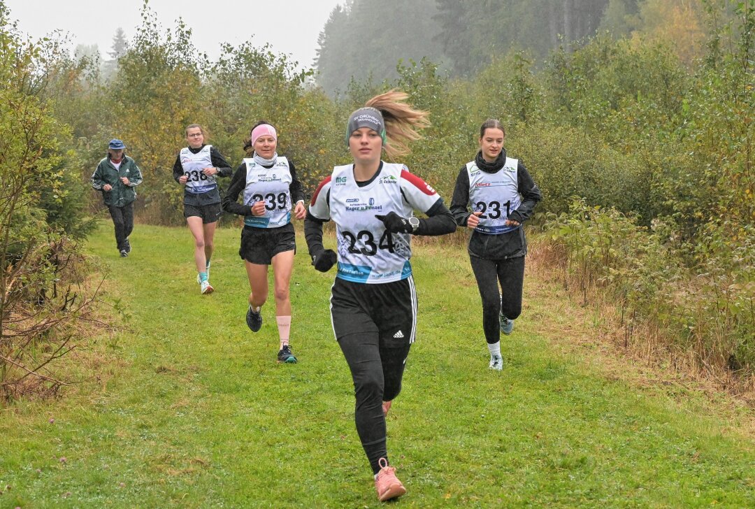 Herbst-Crosslauf in Grünbach mit 114 Aktiven - Start über die 5 Kilometer-Distanz beim Herbst-Crosslauf in Grünbach. Foto: Ralf Wendland