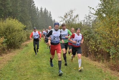Herbst-Crosslauf in Grünbach mit 114 Aktiven - Start über die 10 Kilometer-Distanz beim Herbst-Crosslauf in Grünbach. Foto: Ralf Wendland
