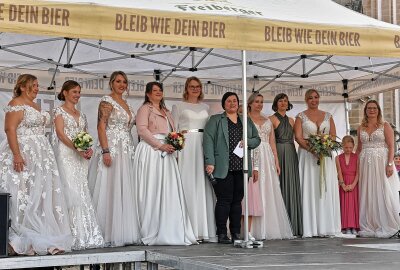 Herbstfest lockt in Freiberger Altstadt - Alle Mitwirkenden der Brautmodenschau, gestaltet von Susann Buschmann (Mitte), stellten sich gemeinsam dem Publikum vor. Foto: Christof Heyden