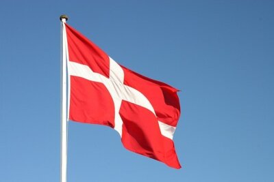 dänische Flagge vor klarem Himmel