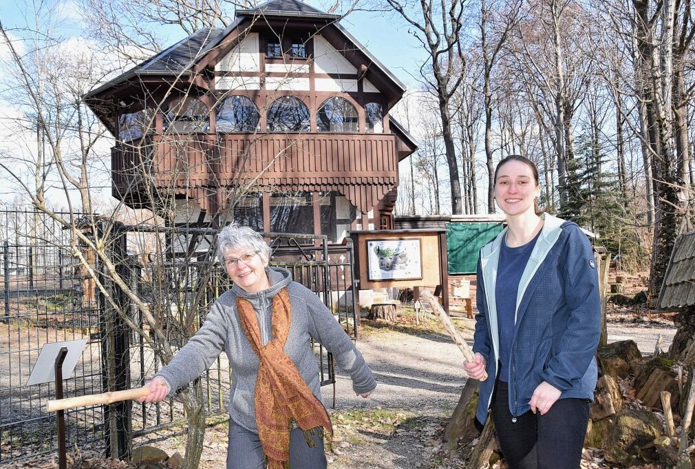 Staffelstab-Übergabe in der Naturschutzstation Herrenhaide: Christel Romer (links) und Luise Schenk. Foto: Uwe Schönberner