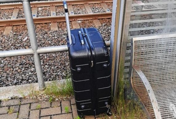 Herrenloser Koffer löst Einsatz am Burgstädter Bahnhof aus - Herrenloser Koffer am Bahnhof Burgstädt. Foto: Bundespolizeiinspektion Chemnitz