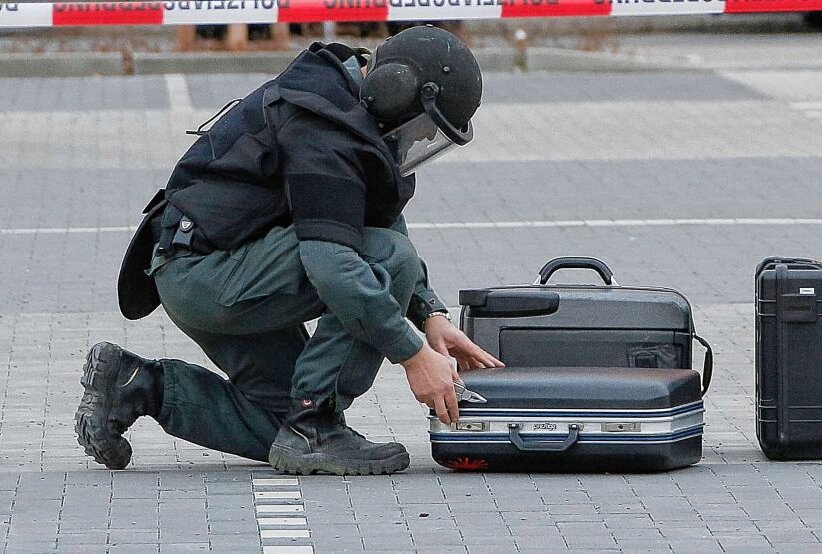 Herrenloser Koffer vor Dresdner Synagoge führte zu Polizeieinsatz - Beamte stellten das Gepäckstück sicher. Symbolbild: Harry Haertel