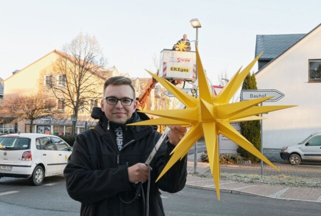 Max Uhlig mit einem der Herrnhuter Sterne. Foto: Ralf Wendland