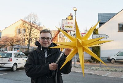 Herrnhuter Sterne für Eibenstocks Innenstadt - Max Uhlig mit einem der Herrnhuter Sterne. Foto: Ralf Wendland