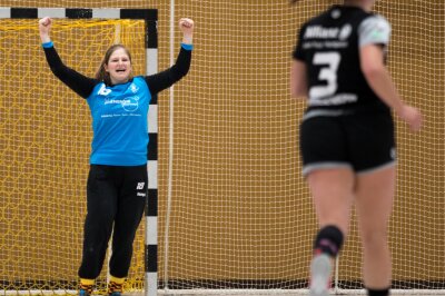Hervorragendes Spiel! Kommen die Weißenborner Handballerinnen auf Platz 3? - Große Freude bei Torfrau Luisa Groß.