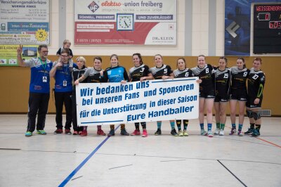 Hervorragendes Spiel! Kommen die Weißenborner Handballerinnen auf Platz 3? - Die Handballerinnen bedankten sich nach dem Spiel bei den Fans und Sponsoren.
