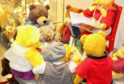 Herzerwärmende Szenen: Teddys im Limbacher Esche-Museum - Die Teddys warten auf Besucher. Foto: A.Büchner