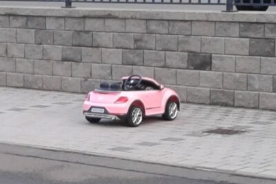 Herzlose Diebe klauen rosafarbenes Kinderfahrzeug - Melden Sie sich, wenn Sie dieses Auto gesehen haben