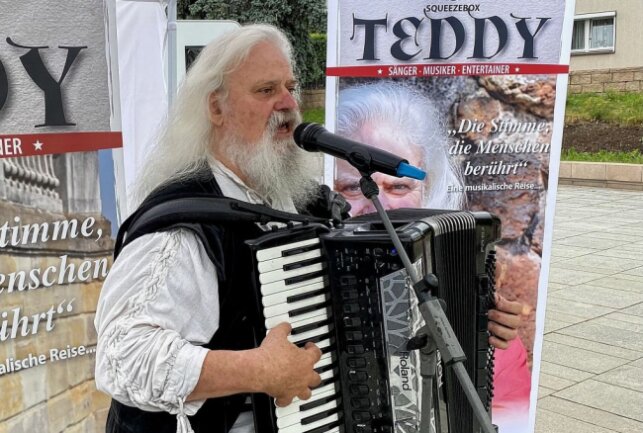 Squeezebox Teddy ist letztes Jahr schon in Oelsnitz aufgetreten und heute gibt er erneut ein Konzert im Rahmen des Kultursommers. Foto: Ralf Wendland