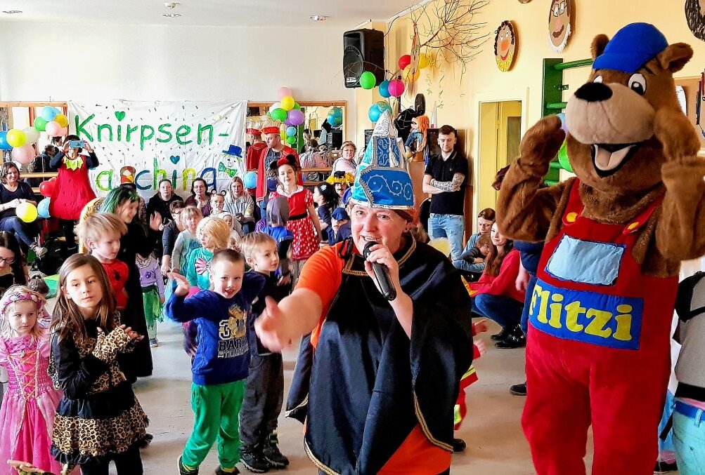Heute geht die Party weiter: Kinderfasching in Plauen - Der Spiel-Spaß-Kindertreff e.V. und alle Kleinen sagen danke: Silke Neumann ist ein Glücksfall für Plauen. Foto: Karsten Repert