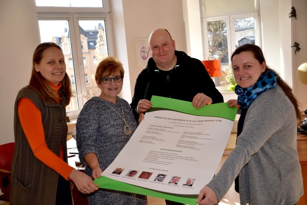 Im Bild von links: Solina Elbers, Kerstin Neuhausen sowie Steffen und Dana Hegner laden heute zum Tag der offenen Tür in den "FreiRaum-Plauen" ein. Aber online! 