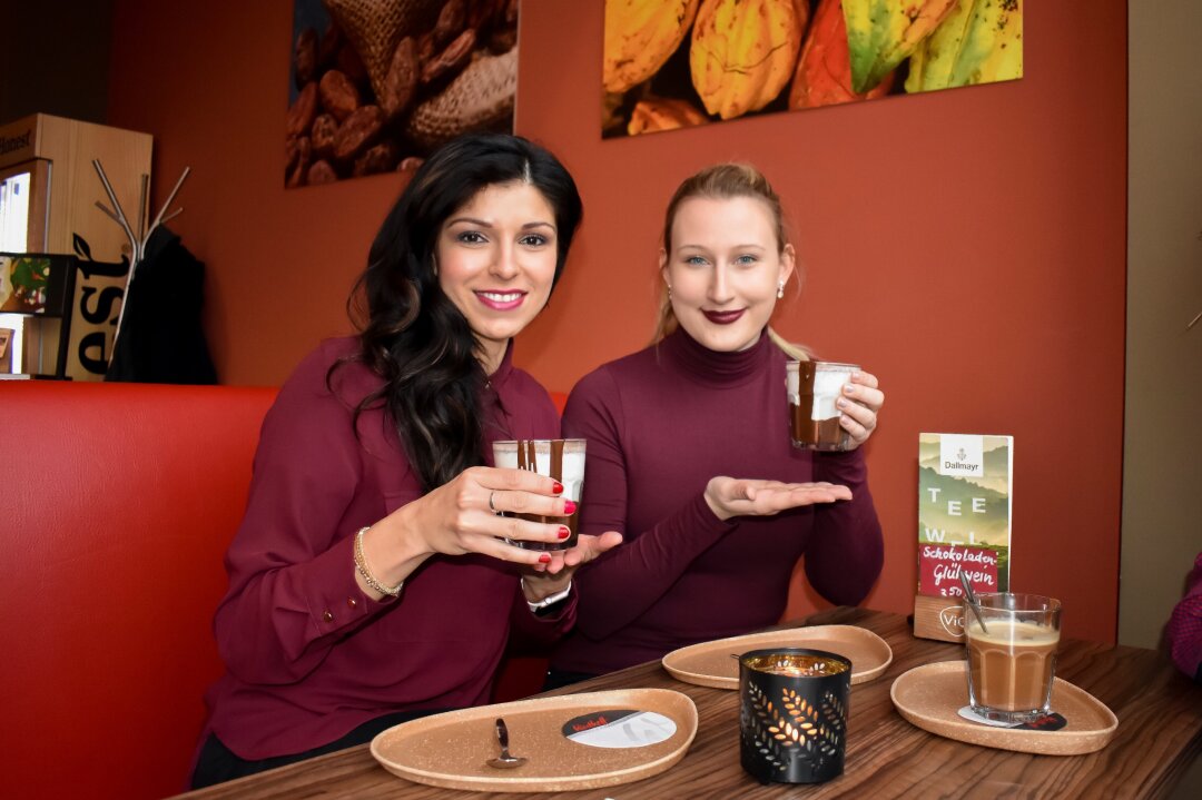 Die BLICK-Reporterinnen Nicole Neubert und Anika Weber probieren zum "Tag der Zartbitterschokolade" die heiße Schokolade im Quetzal. 