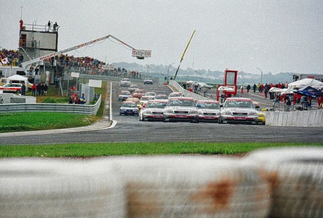 Heute vor 25 Jahren erstes Auto-Rennen auf neuem Sachsenring - Start zum ersten STW-Rennen auf dem neuen Sachsenring. Foto: Thorsten Horn