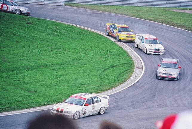 Heute vor 25 Jahren erstes Auto-Rennen auf neuem Sachsenring - Aus der Zuschauerperspektive. Foto: Thorsten Horn