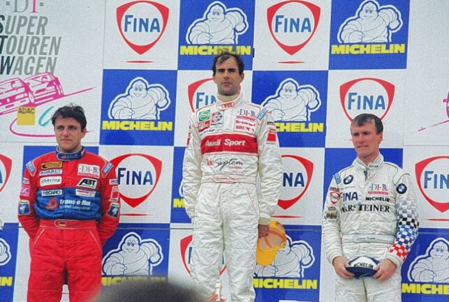 Heute vor 25 Jahren erstes Auto-Rennen auf neuem Sachsenring - Christian Abt, Emanuele Pirro und Steve Soper (v. l. n. r.) bei der Siegerehrung. Foto: Thorsten Horn