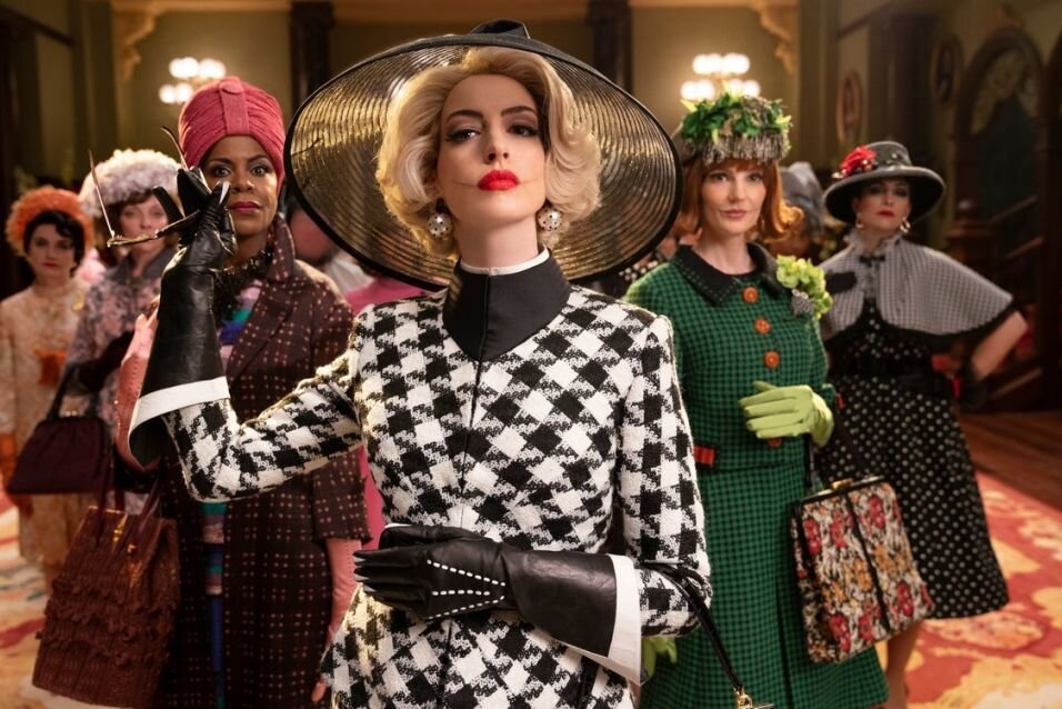 Großer Auftritt: Die Oberhexe (Anne Hathaway) führt ihre Kolleginnen ins Luxushotel.