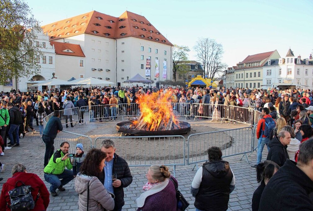 Hexenfeuer in der Region locken zahlreiche Besucher an - In Freiberg fand am Sonntag ein Maifeuer auf dem Schlossplatz statt. Foto: Renate Fischer