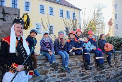 Hexenfeuer in der Region locken zahlreiche Besucher an - Historischer Berghauptmann mit den Feuerwehrzwergen beim Maifeuer in Freiberg. Foto: Renate Fischer