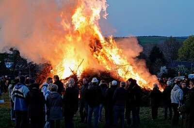 Hexenfeuer in der Region locken zahlreiche Besucher an - In Euba fand am Sonntagabend ein Hexenfeuer statt. Foto: Harry Haertel