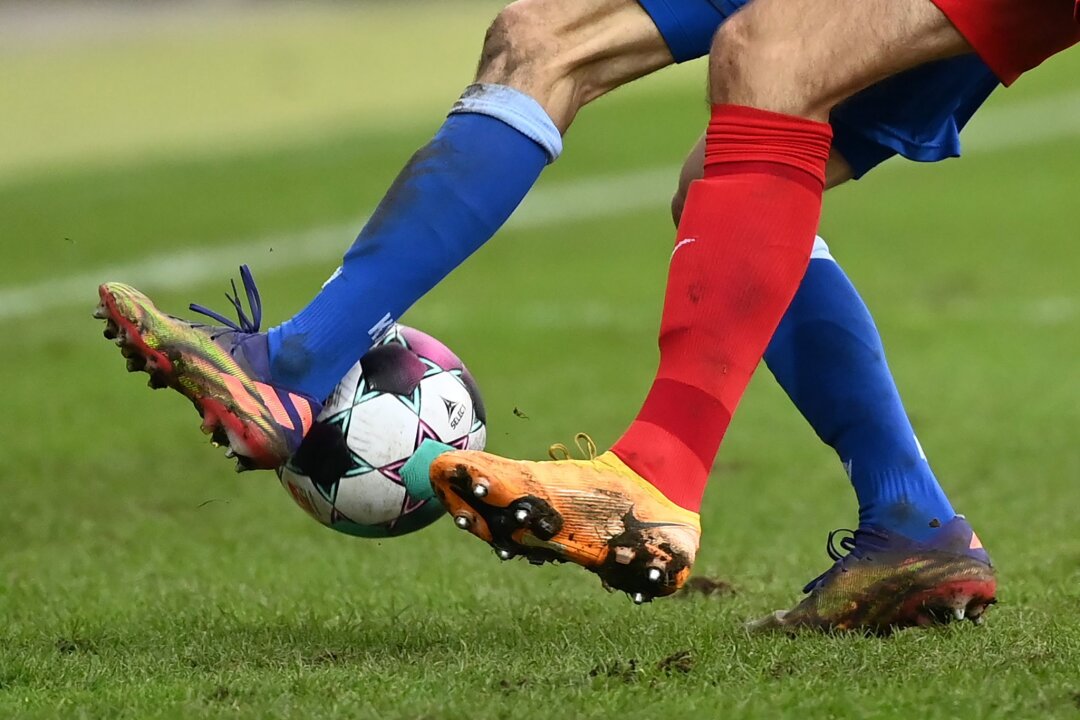 HFC steigt trotz Nullnummer in Bielefeld in Regionalliga ab - Zwei Fußballspieler kämpfen um den Ball.