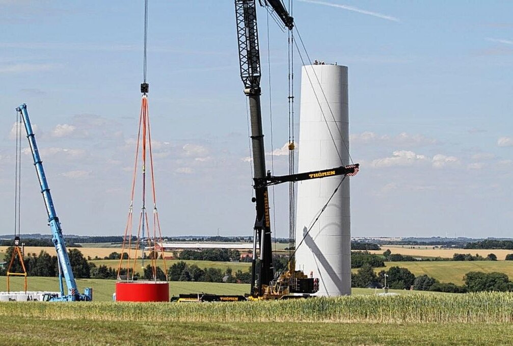 Hier entsteht die höchste Windkraftanlage Mittelsachsens - Auf dem Turm bereiten Arbeiter die Montage vor. Foto: Andrea Funke