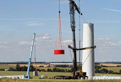 Hier entsteht die höchste Windkraftanlage Mittelsachsens - Der Betonring schwebt in die Höhe. Foto: Andrea Funke