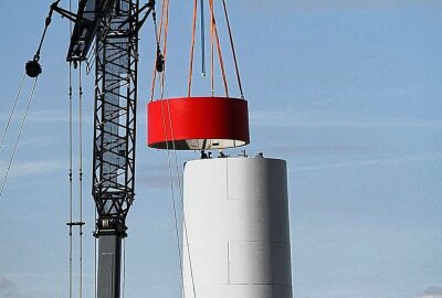 Hier entsteht die höchste Windkraftanlage Mittelsachsens - Der Betonring wird von den Arbeitern mit den bestehenden Turm fest verbunden. Foto: Andrea Funke