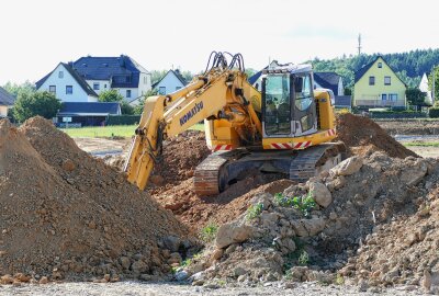 Hier entsteht ein neues Wohngebiet im Erzgebirge - Auf mehreren Grundstücken sind Bagger im Einsatz, damit bald die Bodenplatten gegossen werden können. Foto: Andreas Bauer