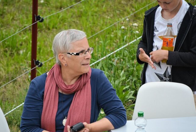 Die freie Schriftstellerin Constanze John aus Leipzig betreute ihre Schützlinge mit Rat und Tat. Foto: Anke Brod
