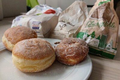 Hier gibt es den besten Pfannkuchen in Chemnitz! - Der große Pfannkuchentest: links: Bäckerei Adler, mittig: Hahnbäck und rechts: Bäckerei Oehme.