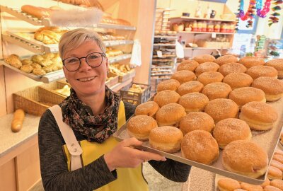 Hier gibt es die besten Pfannkuchen in Aue-Bad Schlema - Die Bäckerei Franke hat das Pfannkuchen-Voting gewonnen - im Bild Verkäuferin Carola Mattausch Foto: Ralf Wendland