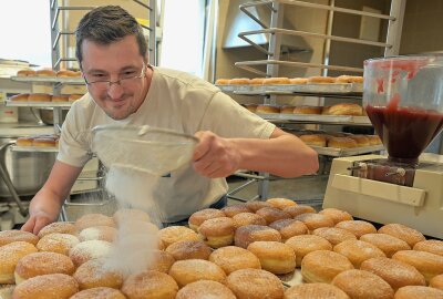 Hier gibt es die besten Pfannkuchen in Aue-Bad Schlema - Die Bäckerei Franke hat das Pfannkuchen-Voting gewonnen - im Bild Bäcker Rico Neubauer. Foto: Ralf Wendland